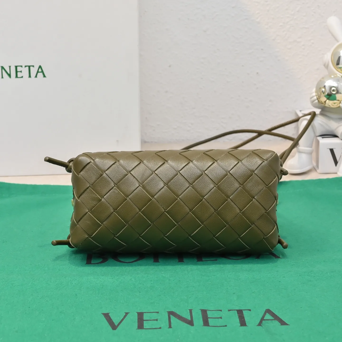 Batch 1260 #Bv The new Concert pouch is the most beautiful and practical mini bag I have ever seen 🎈 The bag body adopts the classic lntrecciato weaving process✅ It is equipped with a leather double-headed zipper, the opening is wide, easy to take and put, the shoulder strap knot can be slid to adjust the length freely, that is, 🉑️crossbody/underarm, and can be used as a clutch bag. Small body, large capacity, so practical! The key is that it is extremely versatile! Come and buy this small, exquisite, beautiful and versatile bag 👍 Model: 4258 Size: 18.5*11.5*8.5